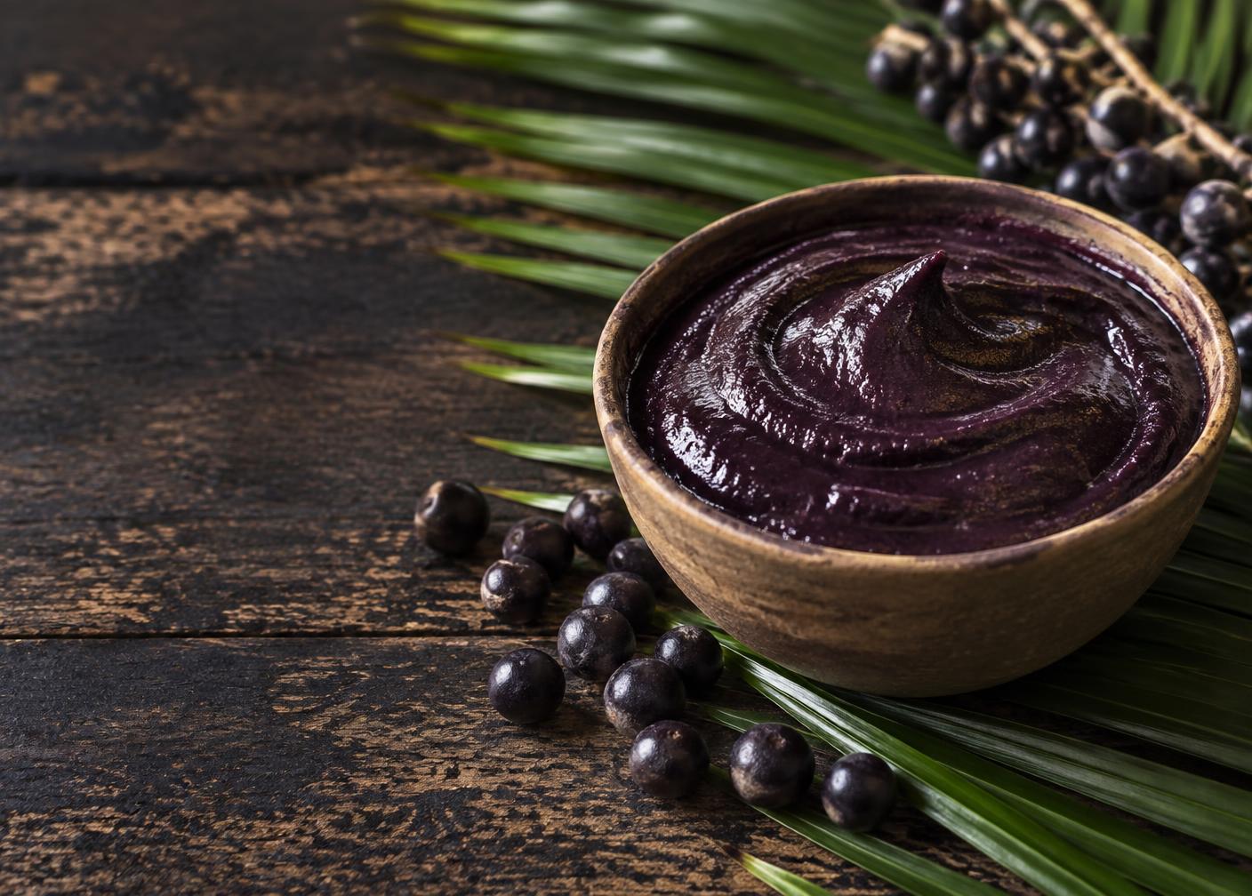 Tigela de açaí e frutos frescos